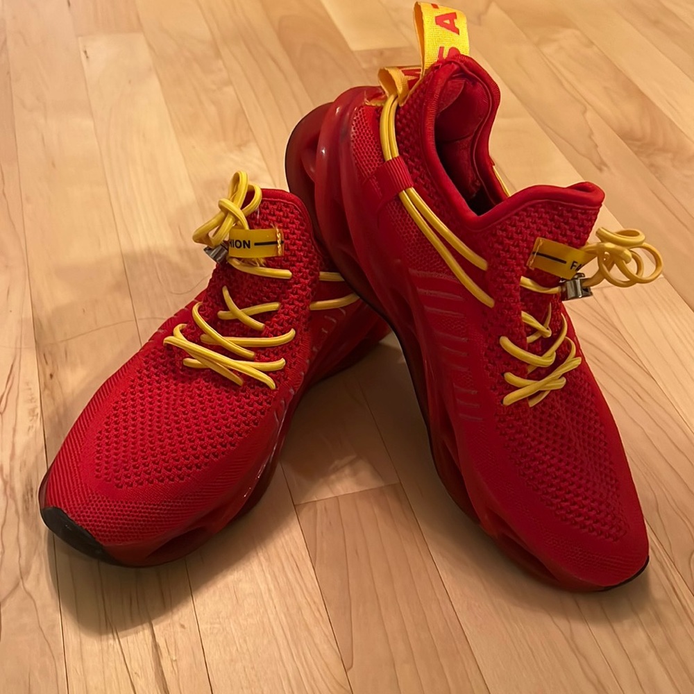 Stylish sneaker for sale, 99% new